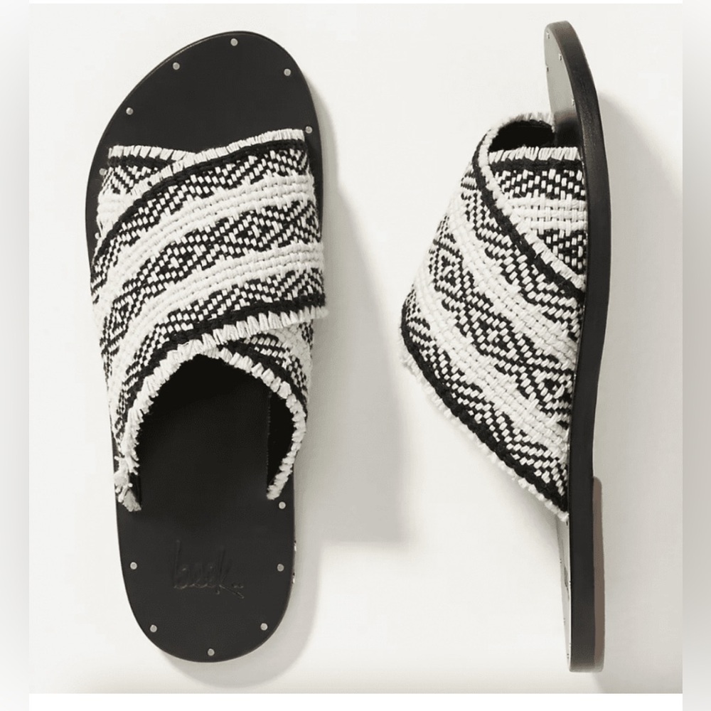 beek Mamu Slide Sandals Black and White US 5